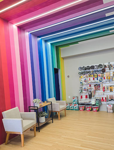 Interior colorido da Guanabara Tintas